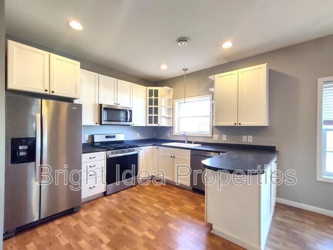 Building Photo - 5948 Oakgreen Ave N