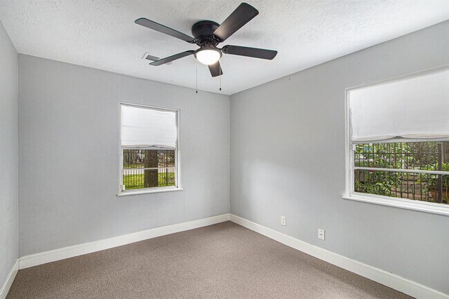Building Photo - 9414 Rosehaven Dr