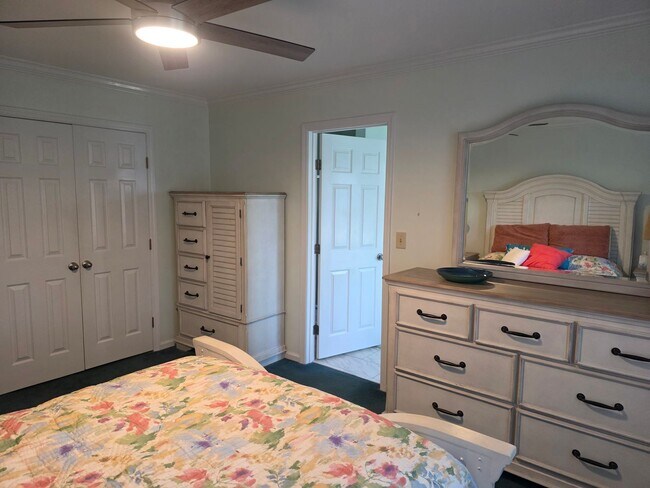 Building Photo - Beautiful 3 bedroom, 2 bath house with one car garage, located on Jonaquins Creek.