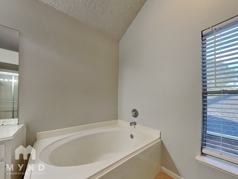 Building Photo - 18163 Holly Green Dr