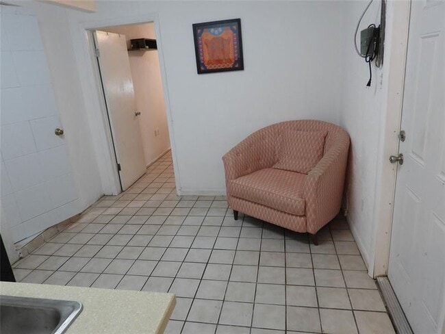 Building Photo - 4601 SW 12th Ct