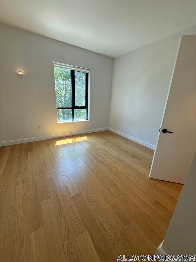 Building Photo - 83 Gardner St