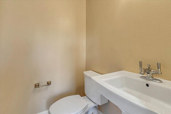 Building Photo - Beautiful Tri-Level 4 bedroom, 3.5 Bathroom, 2,150 SqFt Home in Downtown Campbell!