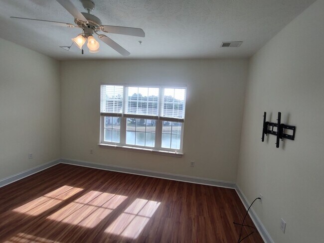 Building Photo - MOVE IN READY! 3rd Floor Condo with BEAUTIFUL Pond View! Central Location!
