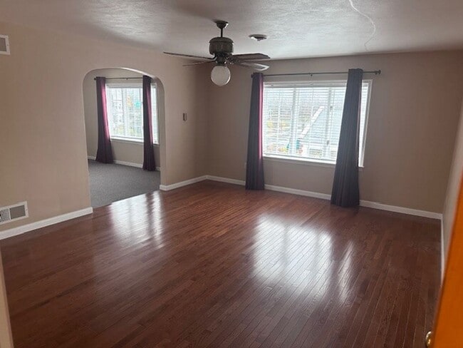 Building Photo - Spacious 2nd floor 3 Bedroom Apartment