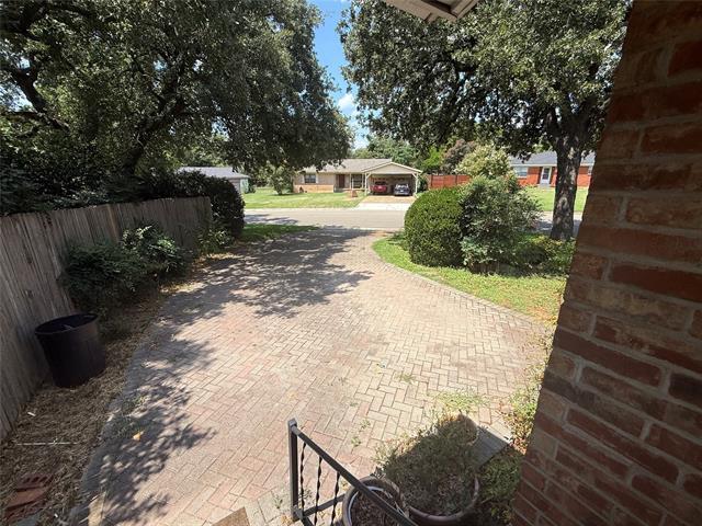 Building Photo - 605 Clebud Dr