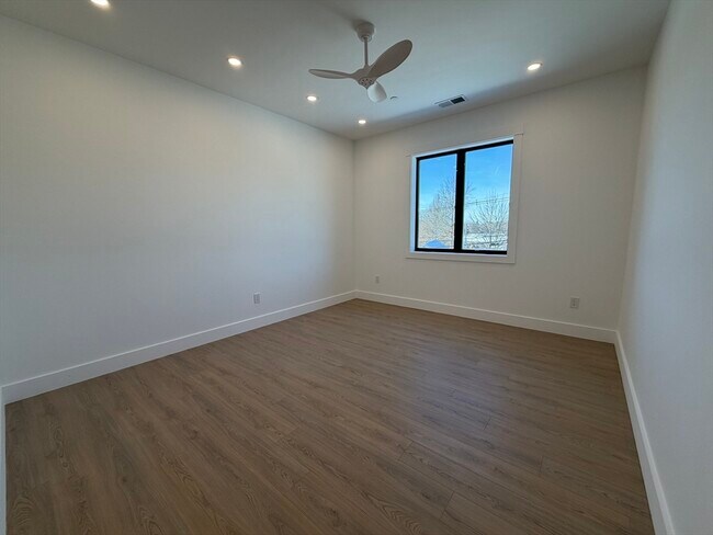 Building Photo - 1060 Main St