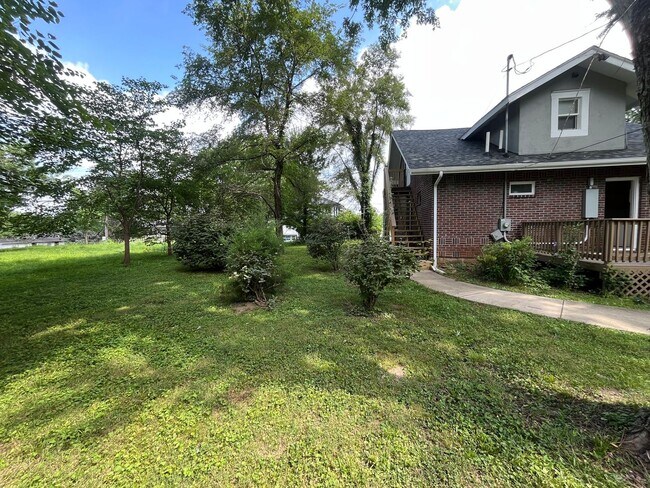 Building Photo - 110 E Hillside Dr