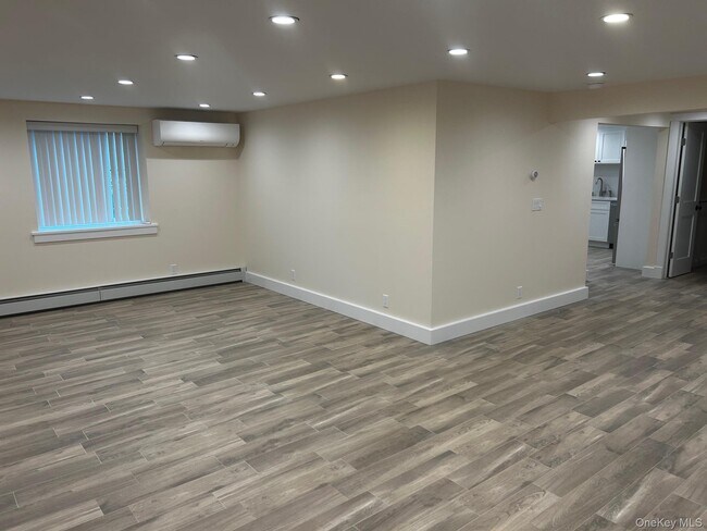 Building Photo - 65 Linwood Rd N