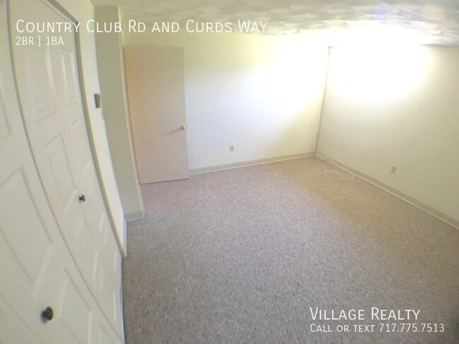 Building Photo - Huge 2-Bed apartment with washer/dryer hoo...