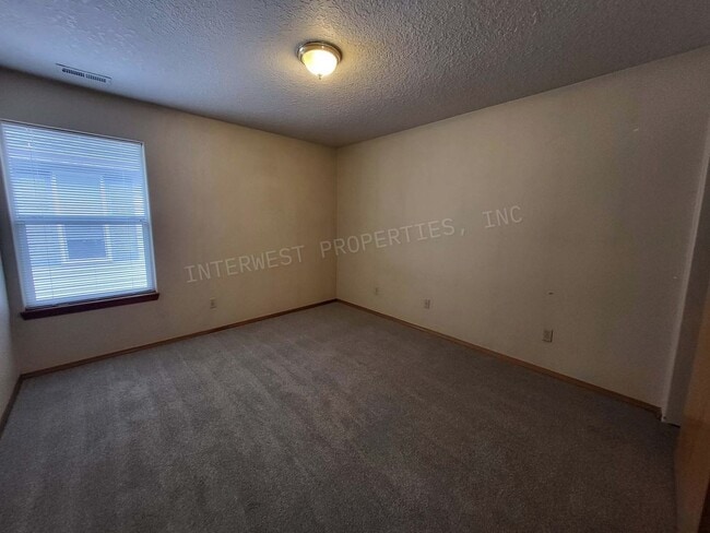 Building Photo - 3bd 2 ba Townhouse w/Washer/Dryer in Unit, Yard and Garage!