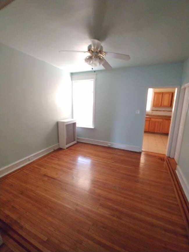 Building Photo - Modern & Comfortable Lawncrest home-North ...