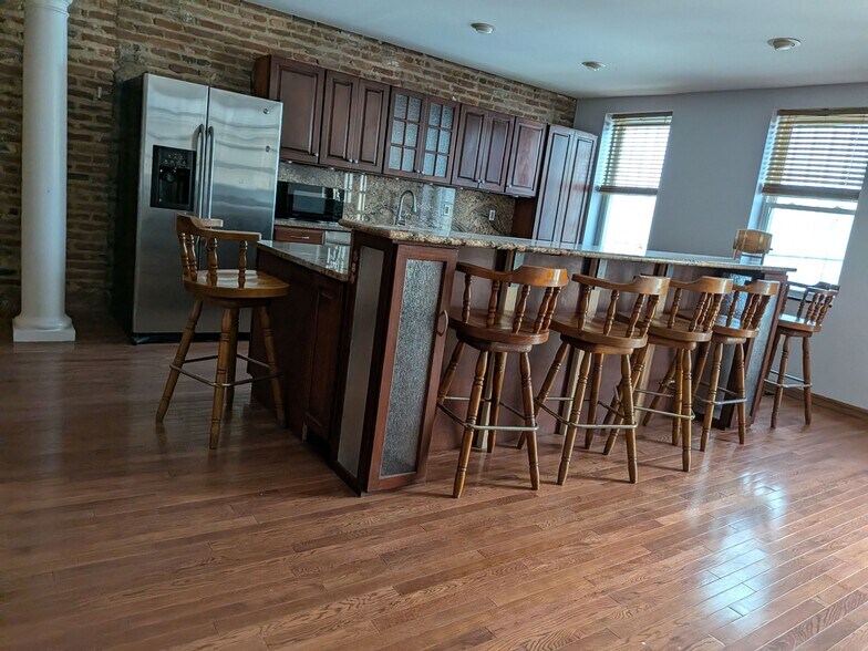 Building Photo - 409 S Spring St