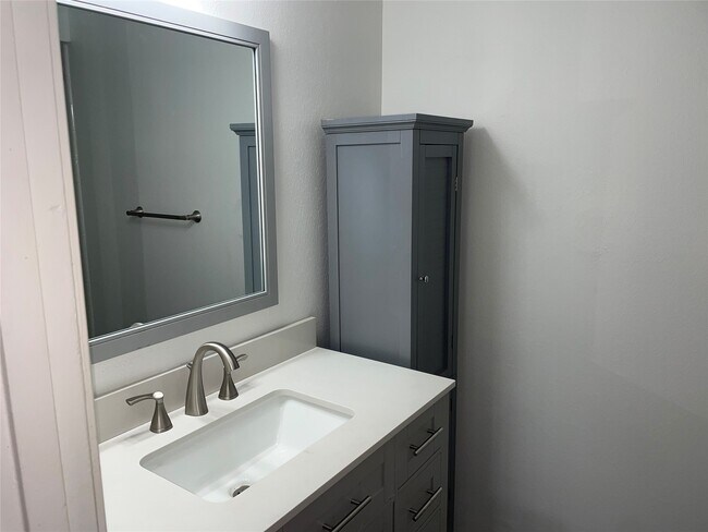 Building Photo - 1110 W Tri Oaks Ln