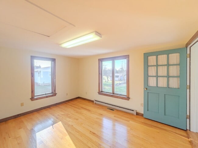 Building Photo - Spacious Renovated Colonial on The Lebanon Green