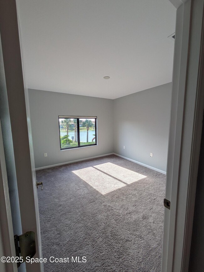 Building Photo - 725 Ventura Dr