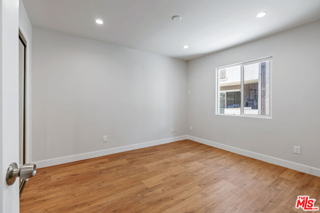 Building Photo - 2232 W 24th St