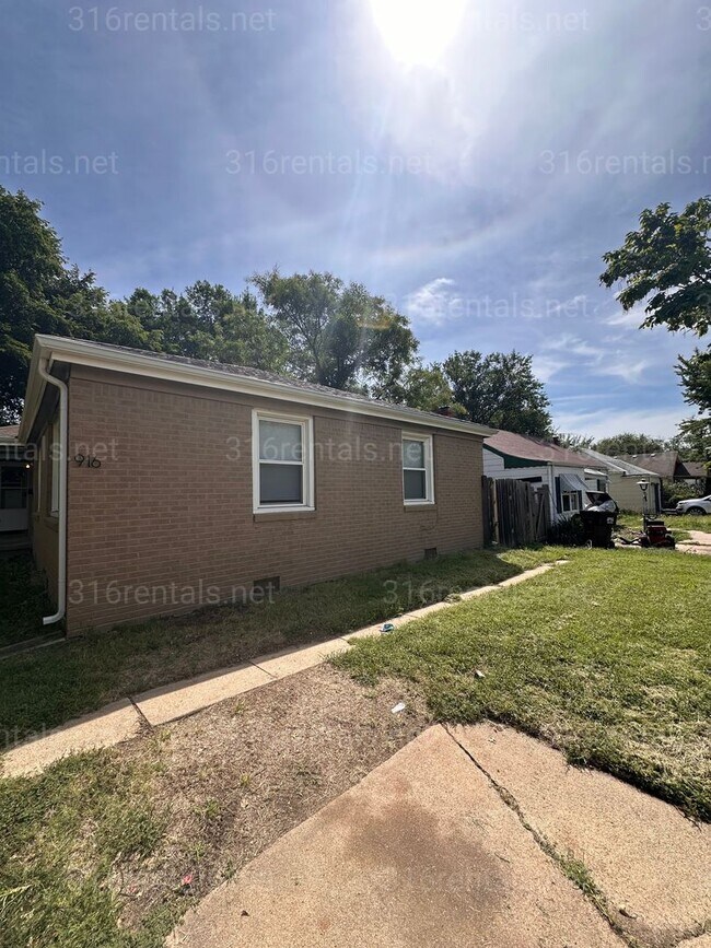 Building Photo - $725 - 2 bed 1 bath - Duplex *COMING SOON*