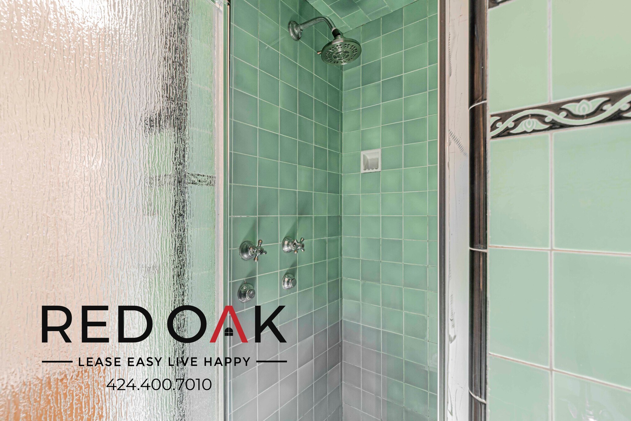 Building Photo - 570 N Rossmore Ave