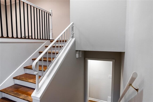 Building Photo - 3599 Lower Roswell Rd