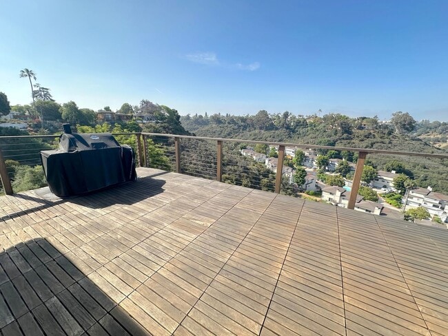 Building Photo - Stunning Hillside Home with Expansive View...