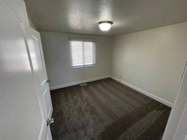 Building Photo - 250 N 360 W