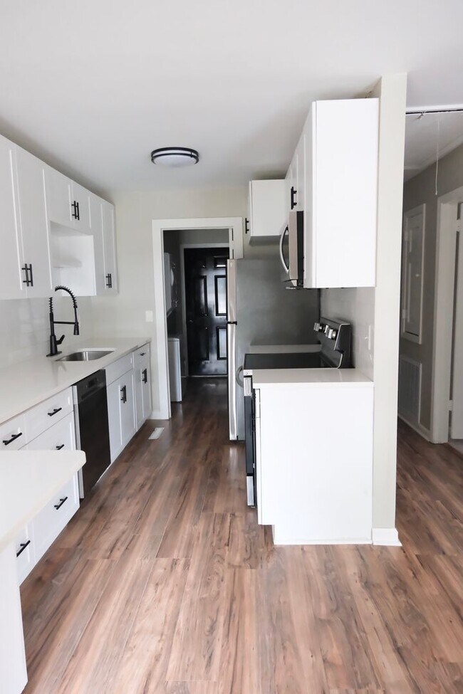 Building Photo - Pinckney