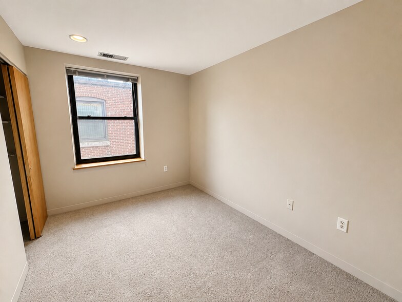 Building Photo - 79 Gainsborough St