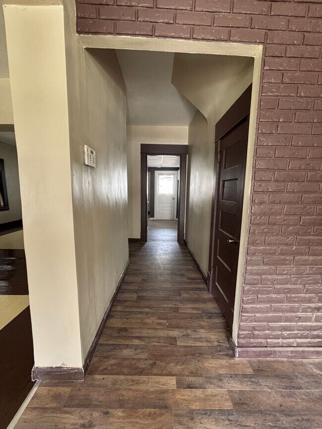 Building Photo - Newly Renovated 4 Bedroom Home