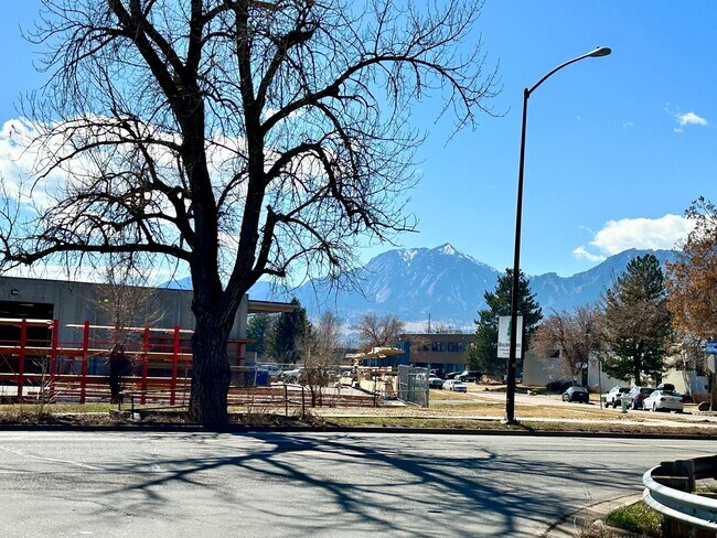 Building Photo - 2-Bedroom Condo in Northeast Boulder's Kin...