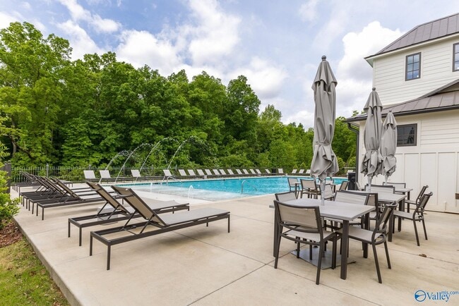 Building Photo - 32 Hillcrest Ave NW