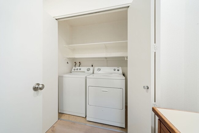 Building Photo - 2 bedroom Condo