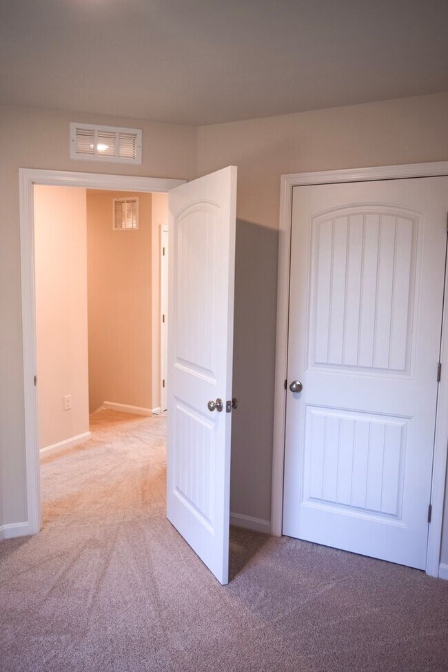 Building Photo - Stunning Brand New Townhome