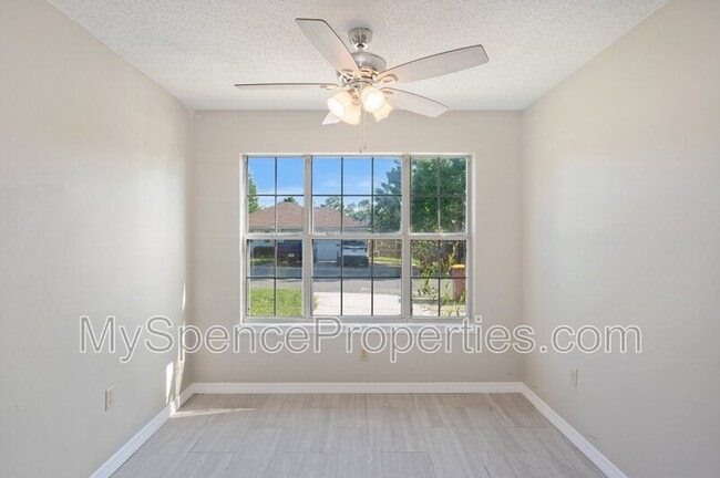 Building Photo - 440 Apple Dr