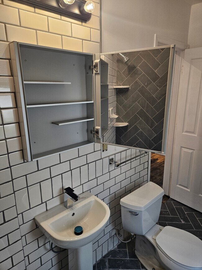 Building Photo - 1331 6th St NE