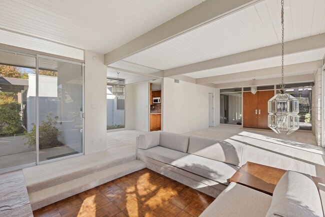 Building Photo - Stunning Mid-Century Modern 4 BR 3 BA with Bonus Room and Office