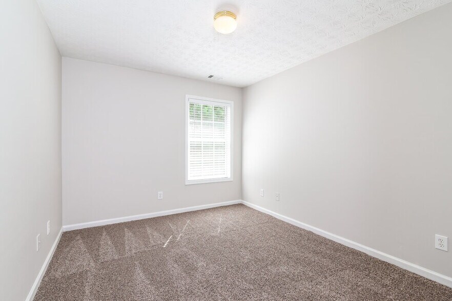 Building Photo - 425 Clairidge Ln SW