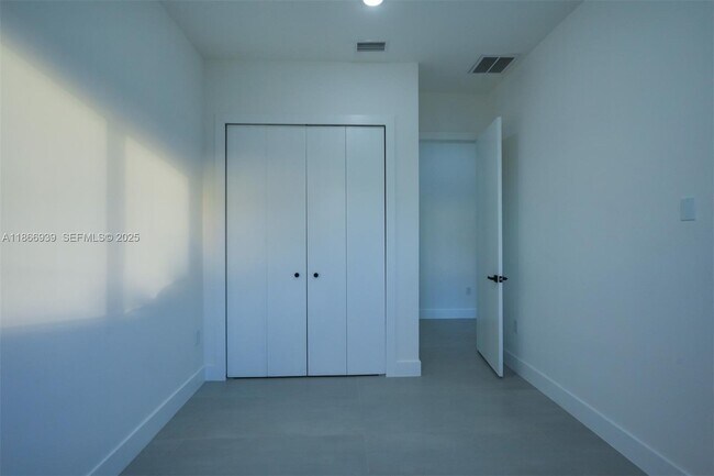 Building Photo - 5 SW 26th Pl