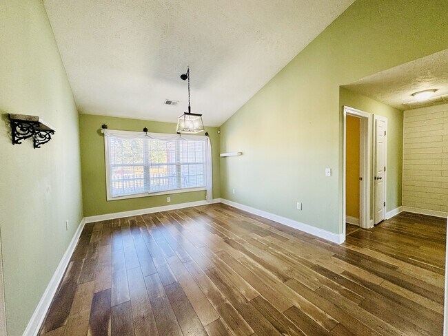 Building Photo - 932 Eaglet Cir