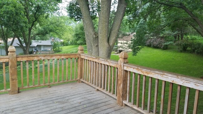 Building Photo - Split level with huge yard