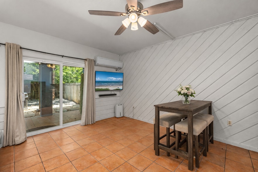 Building Photo - 1118 E Esperanza St