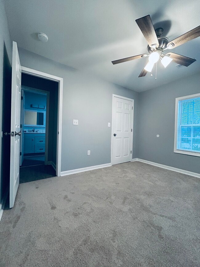 Building Photo - 1405 Leonard Ave