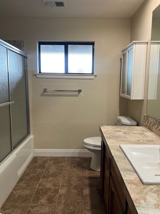 Building Photo - BEAUTIFULLY UPDATED 3 BEDROOM HOME!!