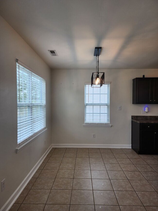 Building Photo - 208 Lockwood Ct