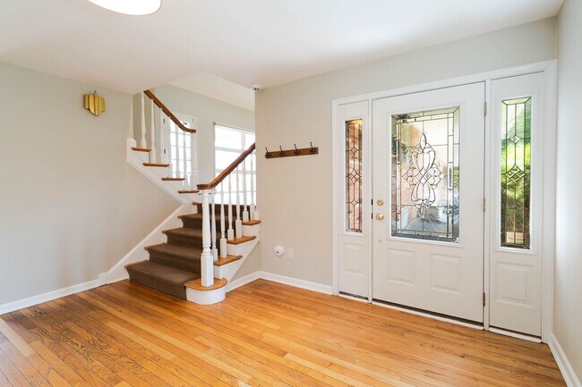 Building Photo - Spacious Split-Level with In-Law Suite & B...