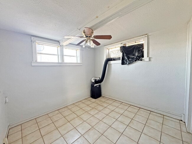 Building Photo - 504 E Ave East