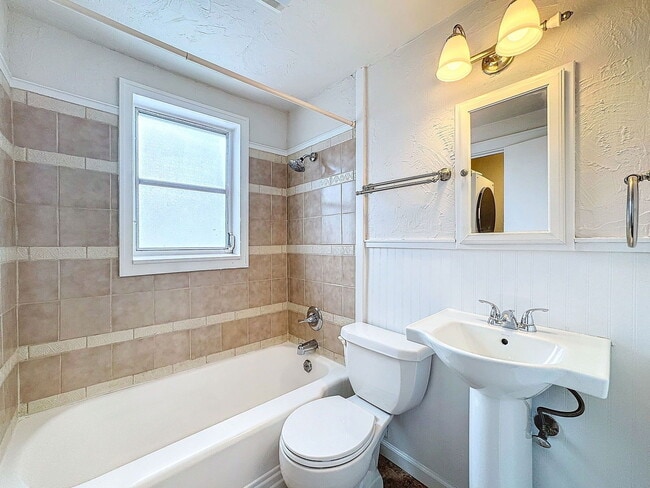 Building Photo - 2649 1/2 Dartmouth Ave N