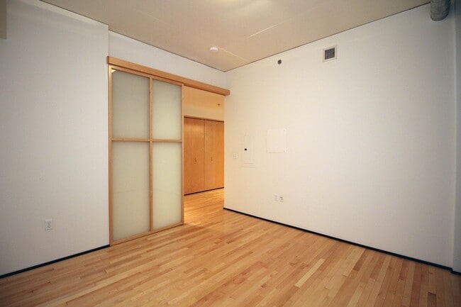 Building Photo - Exceptional 1 bd + bonus, City Views in Pe...