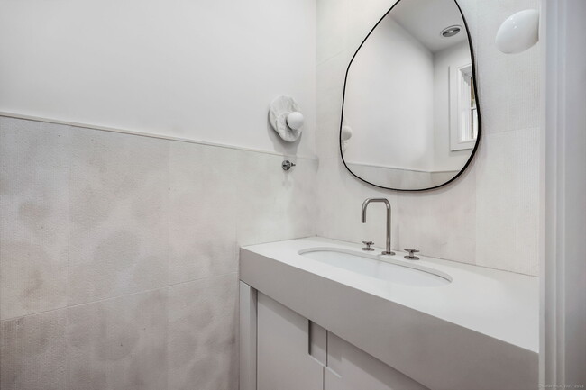 Building Photo - 187 Field Point Rd