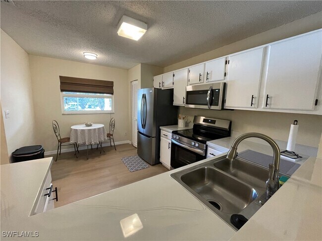 Building Photo - 645 Squire Cir